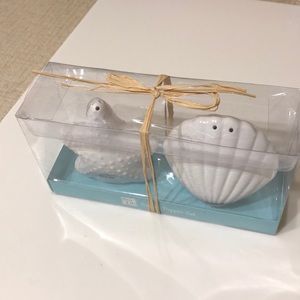 Salt and pepper shaker